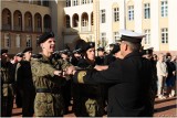 Studenci wojskowi Akademii Marynarki Wojennej odebrali dziś pierwszą służbową broń [ZDJĘCIA]