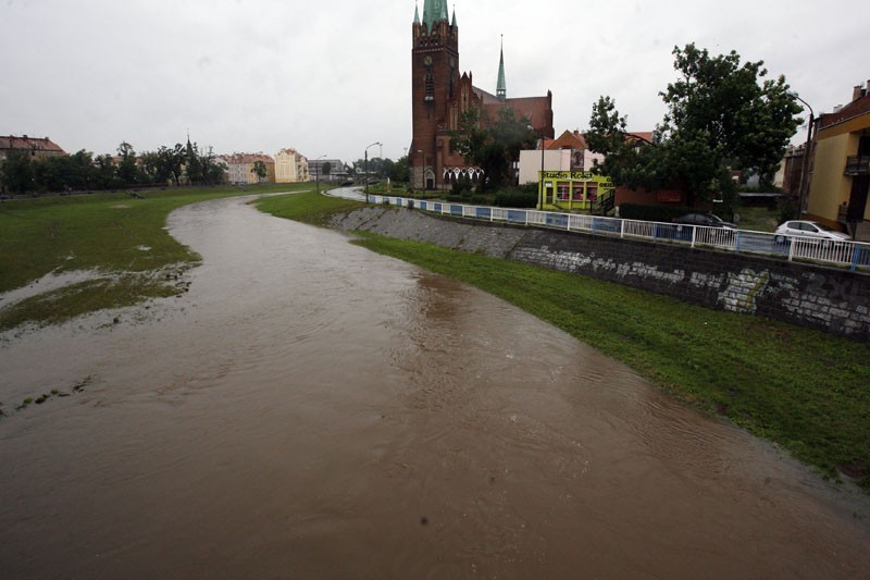 Legnica: Kaczawa wystąpiła z koryta (ZDJĘCIA)