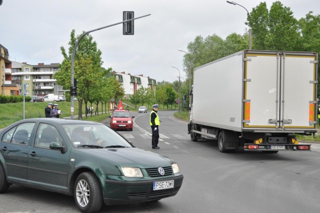 Śrem: policjanci kierowali ruchem na skrzyżowaniu ul. Grottgera i al. Solidarności