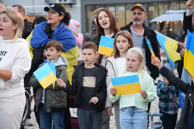 Ukraińcy z Sieradza protestowali na Rynku przeciwko wojnie i dziękują Polsce