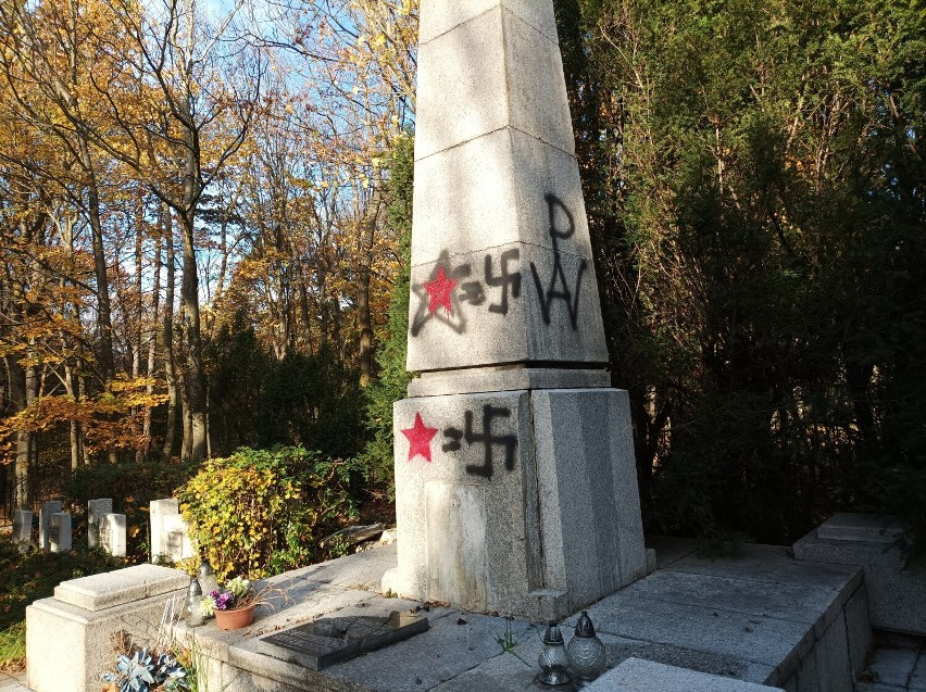 Swastyki i symbol Polski Walczącej pojawiły się na pomniku