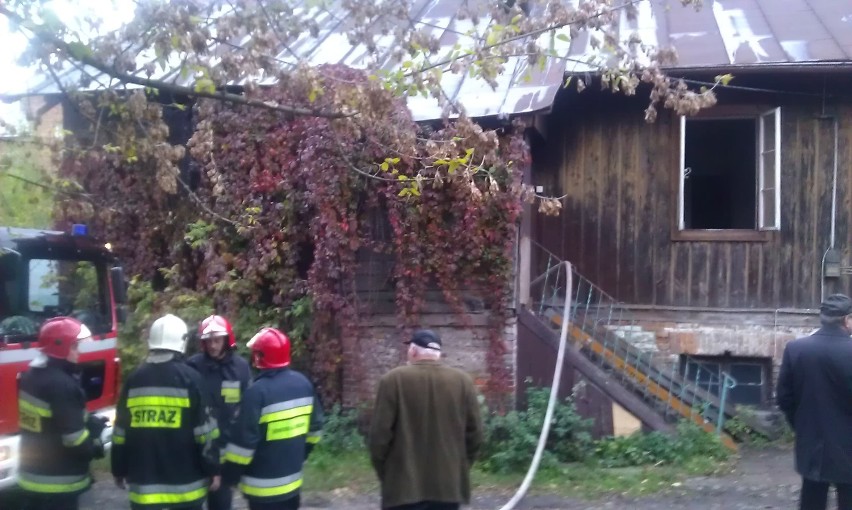 Około godziny 5 rano wybuchł pożar w drewnianym domu między...