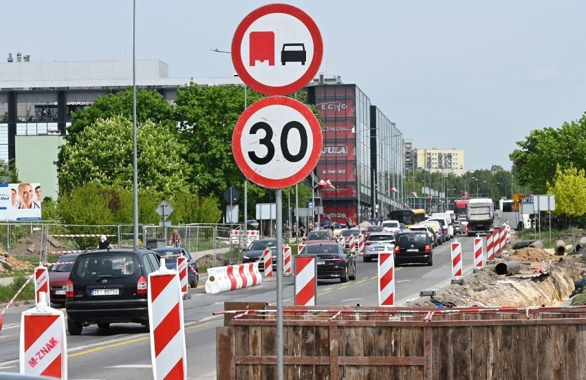 Zamknięta jezdnia alei Solidarności w Kielcach, na drodze krajowej numer 73. Zobacz, jak wygląda sytuacja na zdjęciach   