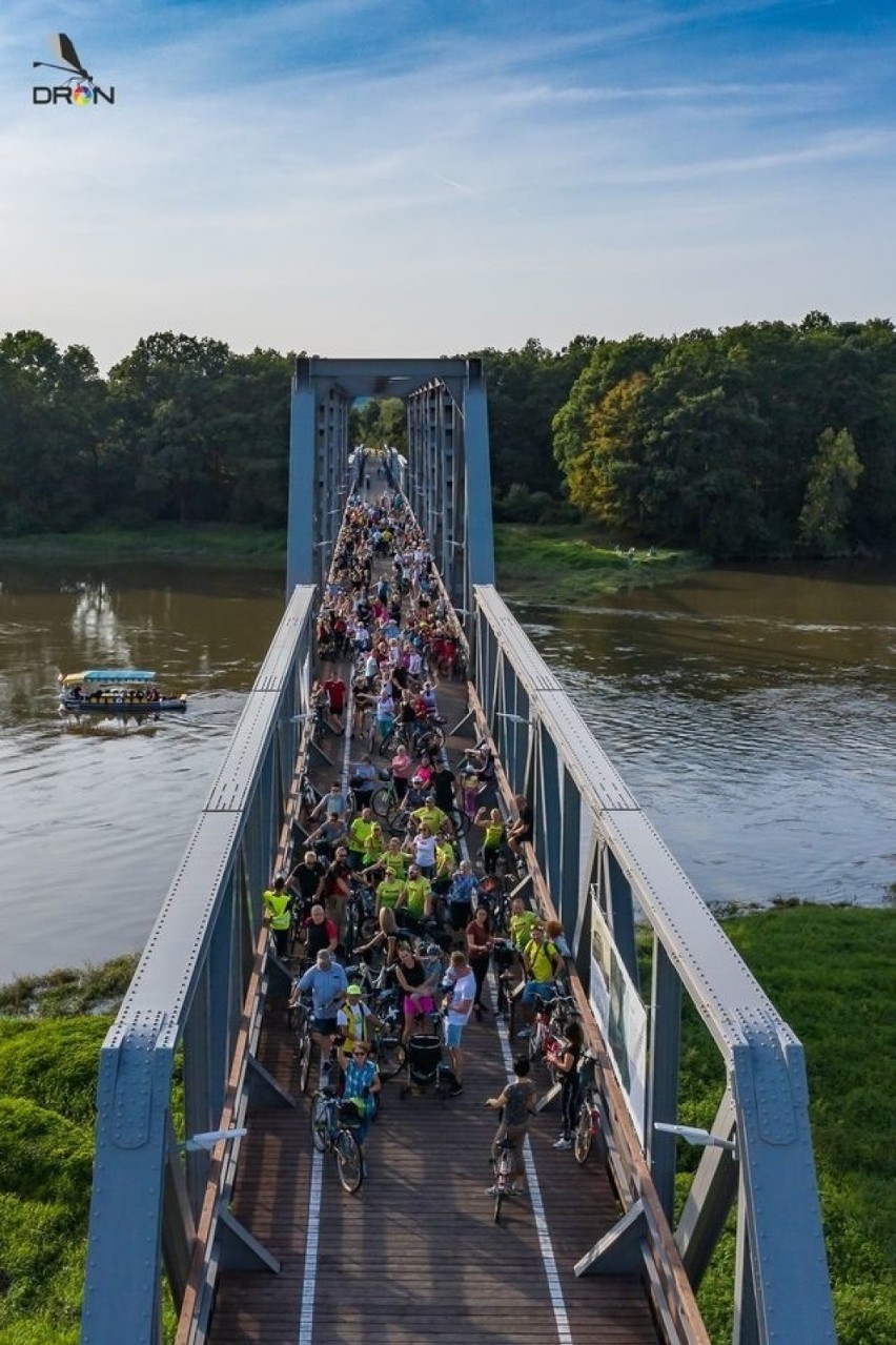 Wielka rodzina rowerzystów na moście w Stanach. 13 września...