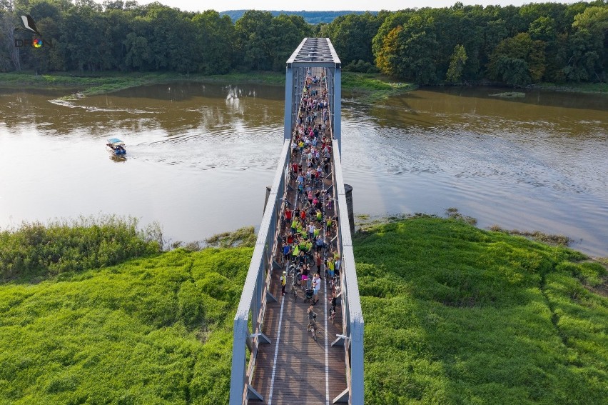 Wielka rodzina rowerzystów na moście w Stanach. 13 września...