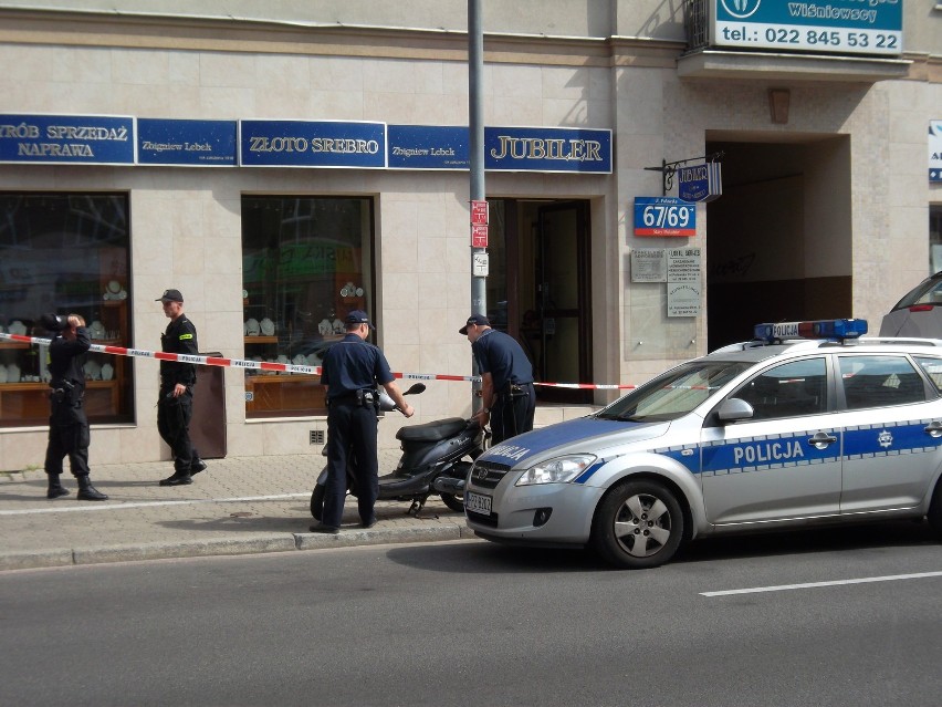 Napad na salon jubilerski przy ul. Puławskiej. Policja szuka sprawców (ZDJĘCIA)