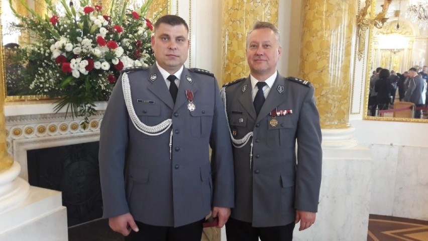 Aspirant Sztabowy Sebastian Kieliszek z Łęczyckiej Komendy Policji został odznaczony Krzyżem Zasługi za odwagę. Uratował sześć osób!