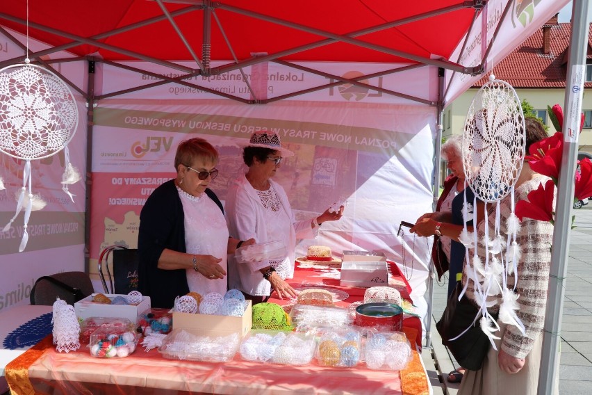 Limanowa. Koło Gospodyń Wiejskich z Zawadki na rynku prezentowało swoje umiejętności kulinarne oraz rękodzieło