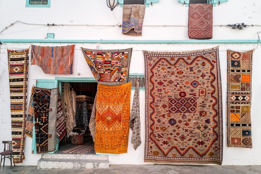 Marokańskie dywany sprzedawane na straganie w Maroko.