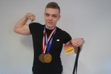 17-latek z Żor mistrzem świata. Jakub Frączek ma krótki staż sportowca i spore sukcesy. "Jest przyszłością trójboju siłowego" 