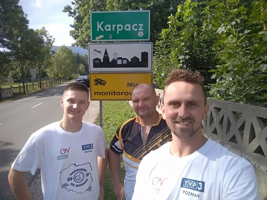 Michał i Kacper znów jadą rowerami przez Polskę i zbierają pieniądze dla chorych dzieci. Wczoraj ruszyli z Karpacza ZDJĘCIA