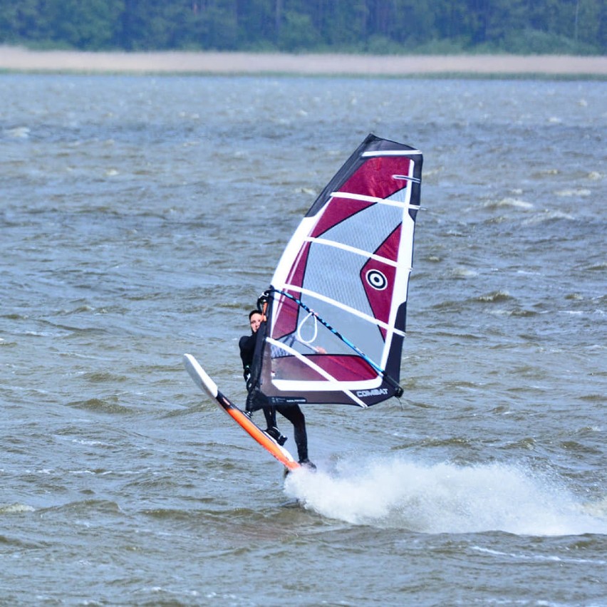 Surfing na jeziorze Bukowo. Taki relaks w okolicy Dąbek [ZDJĘCIA]