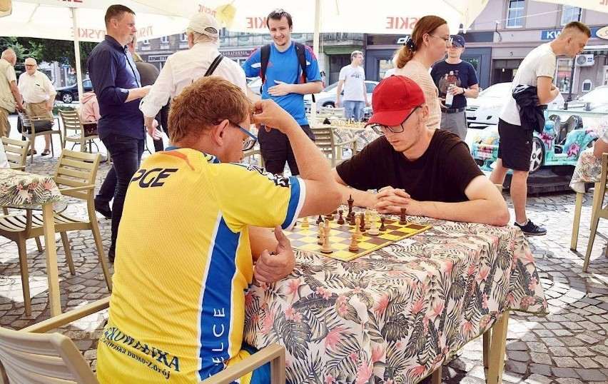 Turniej szachowy na rynku w Nakle szczęśliwy dla graczy z...