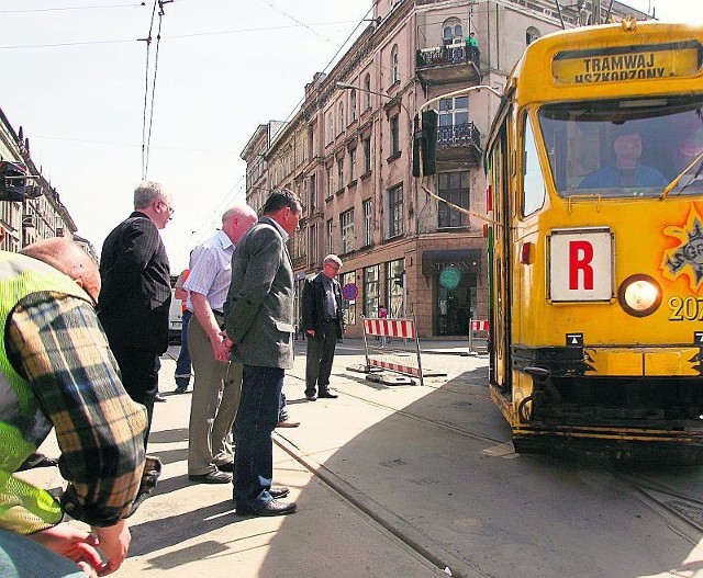 Wczoraj trwały przygotowania do przywrócenia ruchu - zaplanowano próbny przejazd tramwaju i czyszczenie torów