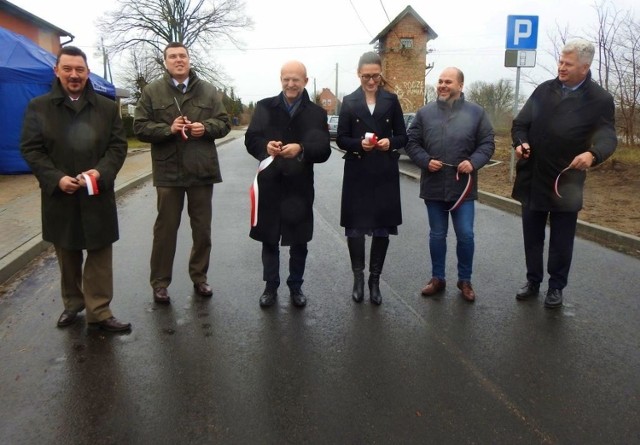 Oficjalnie przecięcie wstęgi na drodze w Dzikach