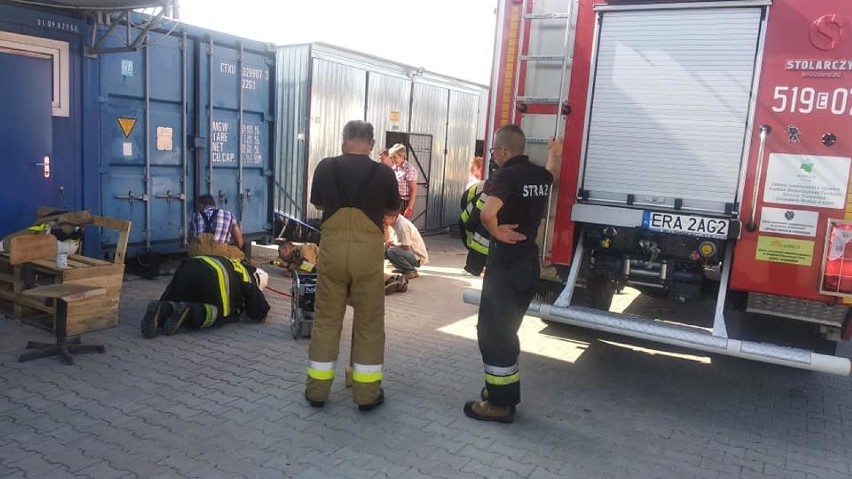 Strażacy z Kamieńska uratowali psa uwięzionego pod...