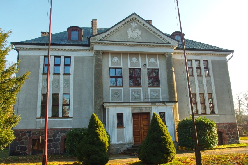 Dwukondygnacyjny pałac z początku XX w. w Warszynie