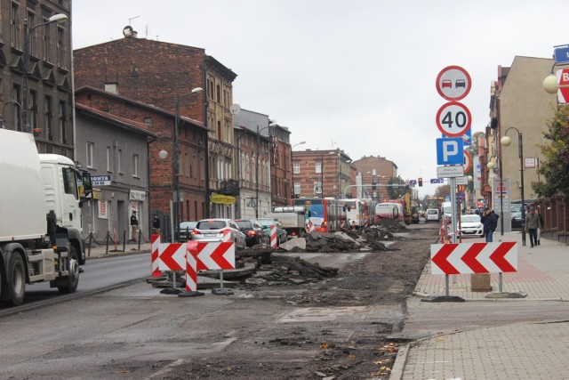 Remont ul. Bytomskiej w Piekarach Śląskich. Ruch w tym rejonie jest obecnie sterowany ręcznie. Zobacz zdjęcia >>>