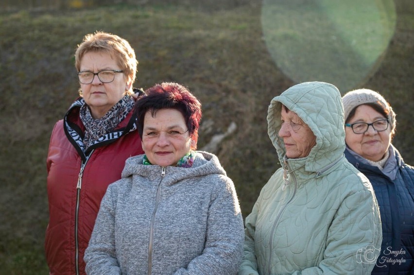 Mieszkańcy Umieszcza i okolicy poszli za cierpiącym Jezusem. Obejrzyjcie fotorelację z plenerowej drogi krzyżowej [GALERIA]