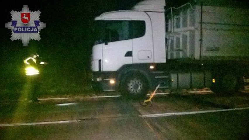 Wypadek w powiecie włodawskim: seat wjechał w tył ciężarówki. Zginęło dwóch mężczyzn