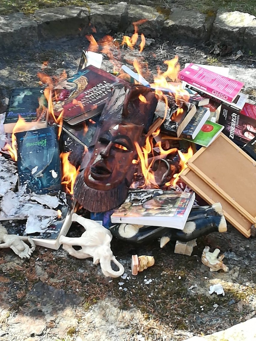 Spalono książki i figurki przed jednym z gdańskich kościołów. Spłonął "Harry Potter" i tradycyjna maska afrykańskich plemion 