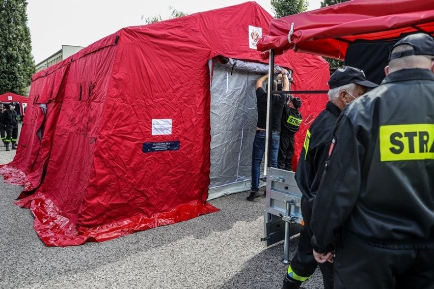 Strażacy otrzymali specjalne namioty pomocne przy działaniach wiązanych z koronawirusem