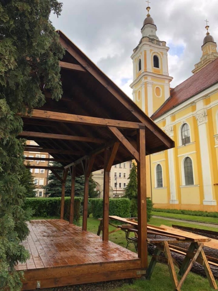 Przy kościele pw. św. Mikołaja w Głogowie parafianie zbudowali Domek Zielarza