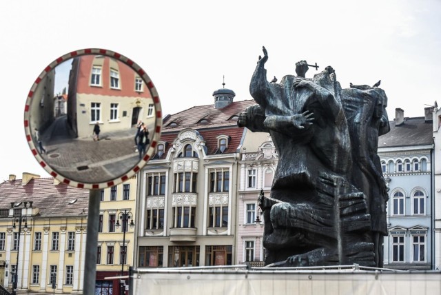 Informacje od organizatora:
Serdecznie zapraszamy wszystkie osoby odwiedzające Bydgoszcz, a także mieszkańców miasta na letnie spacery z przewodnikiem. To doskonała okazja by poznać historie ciekawych miejsc, a także posłuchać legend oraz ciekawych anegdot.
► W 2022 roku proponujemy dwie trasy:
Poznaj Stare Miasto - w każdą sobotę - czas trwania: 1,5 godz.
spacer przez Stary Rynek, Katedrę, Mostową i Wyspę Młyńską
Dookoła Śródmieścia  - w każdą niedzielę - czas trwania: 1,5 godz.
spacer w okolice fontanny potop, Placu Wolności, ciekawych kamienic, pomnika Łuczniczki
Start: w każdą sobotę i niedzielę do końca sierpnia o 12.30
► Gdzie: Bydgoskie Centrum Informacji, ul. Batorego 2
► Czas trwania spacerów: ok. 1,5 godz.
► Koszt: 10 zł za osobę (dzieci do lat 10 bezpłatnie)
Ze względu na ograniczoną liczbę miejsc prosimy o wcześniejszy zakup biletu w Informacji Turystycznej lub online.