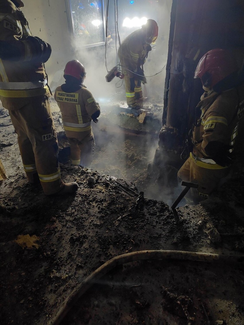 Pożar domu w Potrzanowie pod Skokami. Strażaków wezwano w nocy 