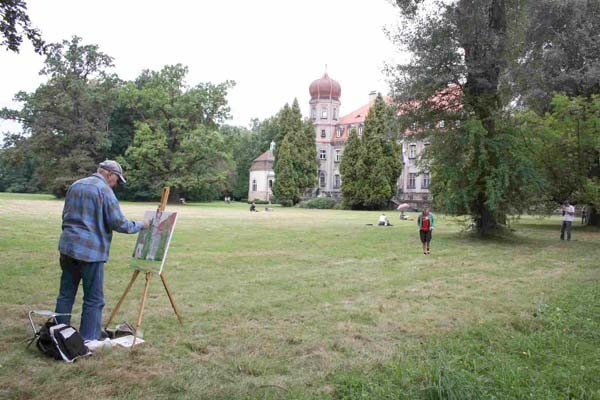 Věra Kopecká utrwaliła też na zdjęciach artystów pracujących w plenerze. Na fotografii Edward Kostka