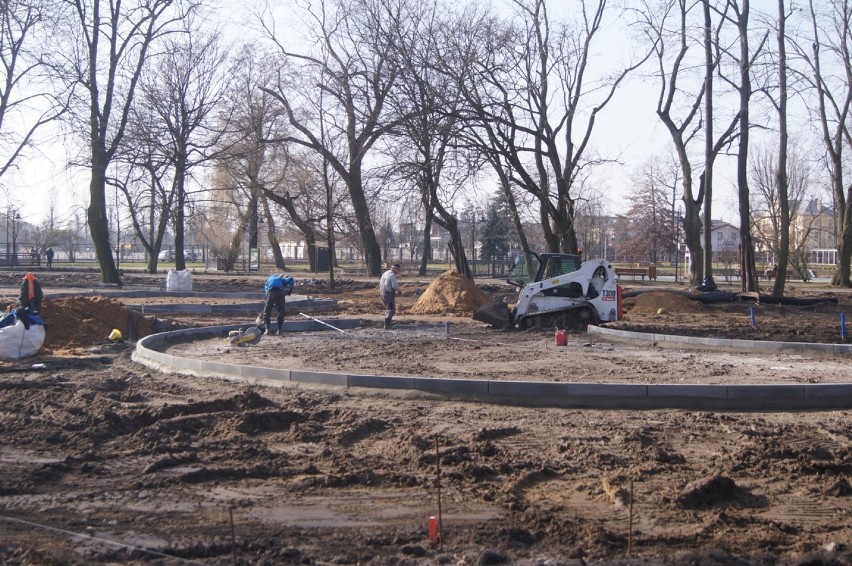 Jak postępują prace przy rewitalizacji Parku Świętojańskiego...