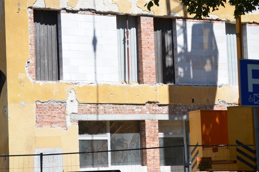 Głogów: Trwają budowlane prace w budynku po banku przy Słowiańskiej