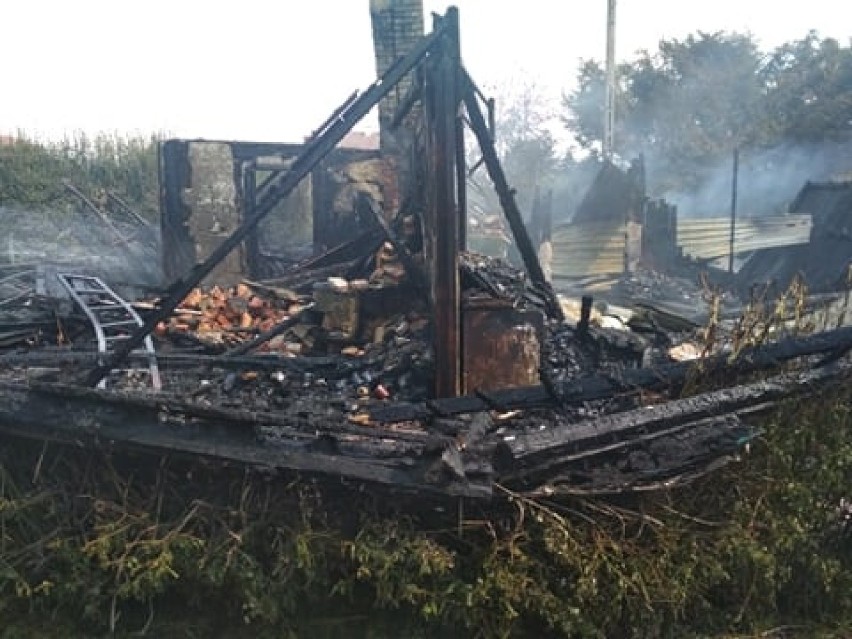 Pożar we wsi Cienia pod Błaszkami. Palił się drewniany dom ZDJĘCIA