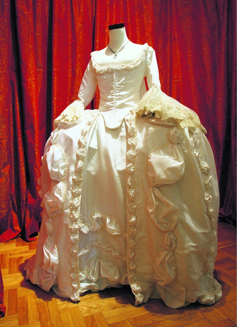 Taka suknia ślubna ważyła nawet około sześciu kilogramów