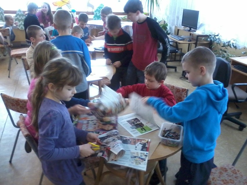 Ferie Żory 2013: Dzieci z klubu Rebus wykonywały kolaże w bilbliotece. FOTO