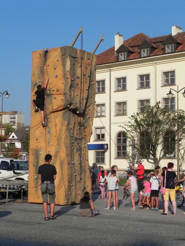 Ścianka wspinaczkowa cieszyła się ogromnym powodzeniem wśród uczestników festynu.