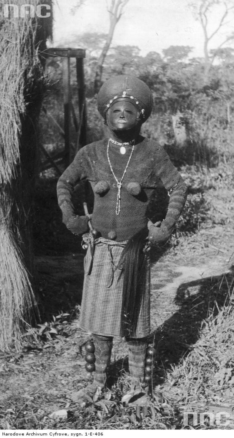 Podróż Kazimierza Nowaka przez Afrykę- kultura plemienna w Angoli. Członek ludu Luena w masce, przebrany za kobietę.1935, Angola
