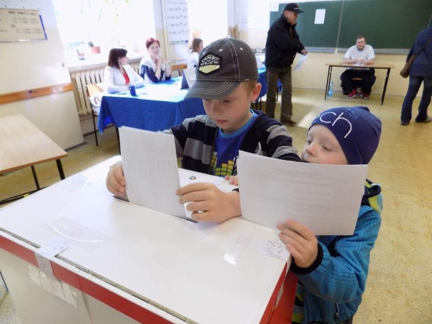 Jakub i Ignacy Potęga z przejęciem wrzucili głosy w imieniu...