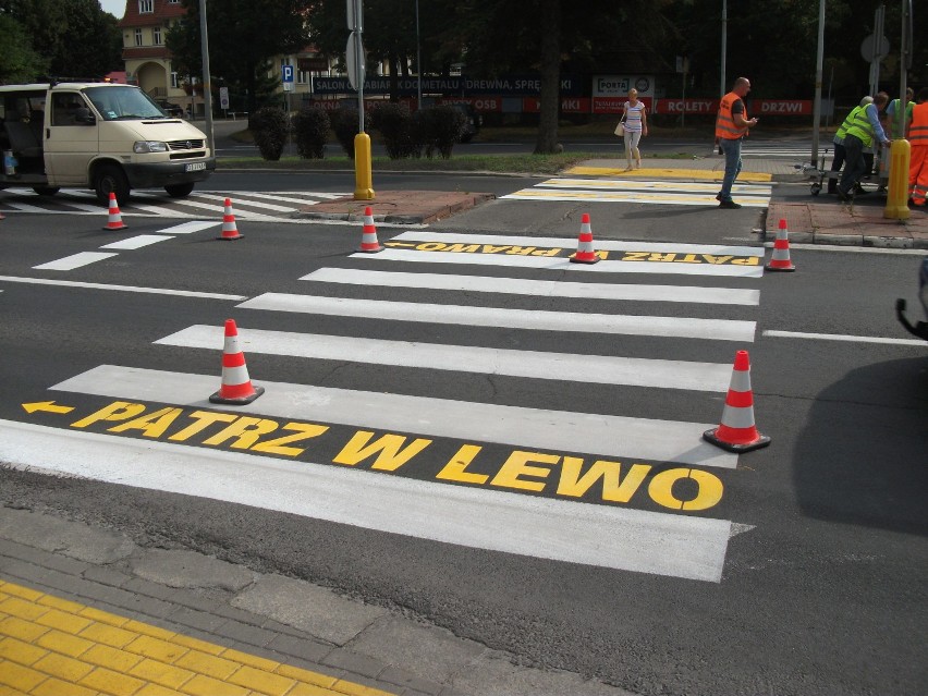 Akcja policji na przejściach dla pieszych. Namalowano duże, pomarańczowe napisy. Ma być bezpieczniej