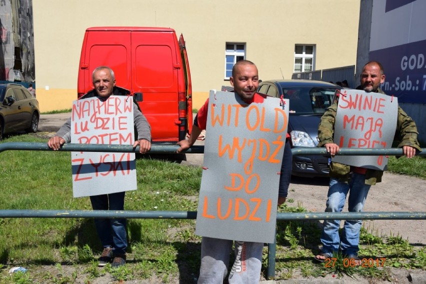 Lębork. Protest w sprawie mieszkań. Mieszkańcy atakują, burmistrz odpowiada FOTO, WIDEO