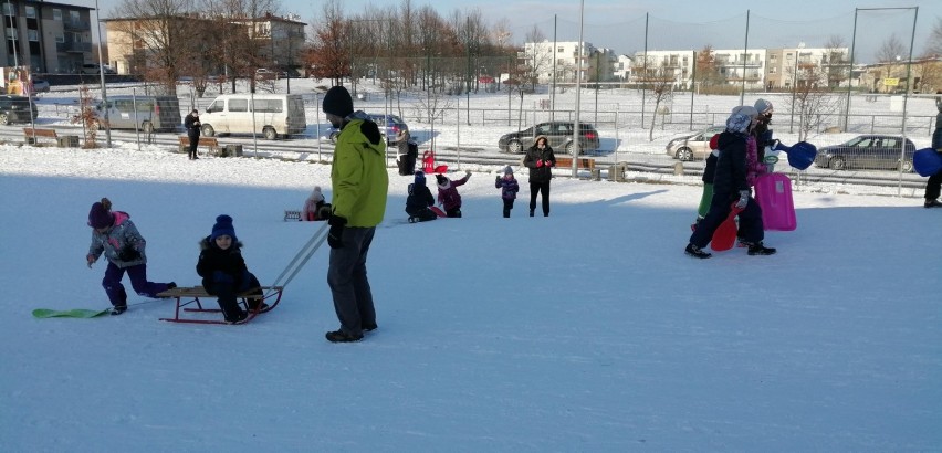 Górka saneczkowa przy Cichej w Pruszczu przyciąga wielu młodych pruszczan na zimową zabawę |ZDJĘCIA