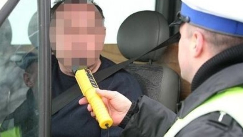 Pijany taksówkarz zasnął za kierownicą podczas jazdy w...