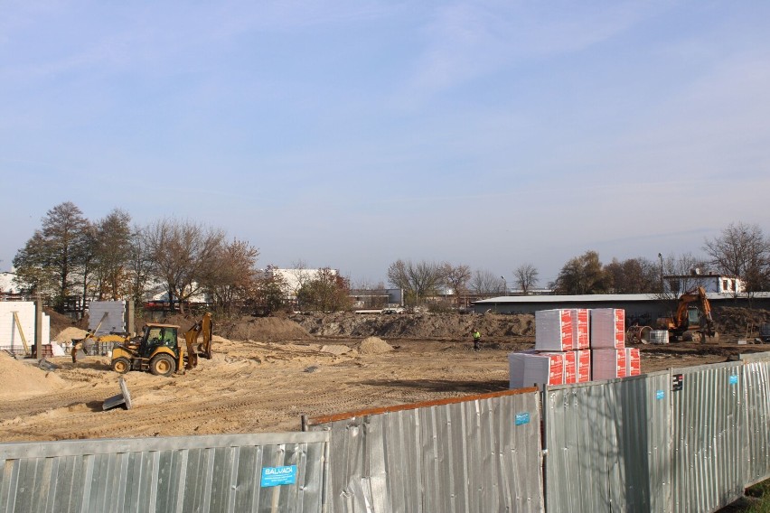 Nowy market budowlany w Wieluniu. Przy ulicy Warszawskiej trwa budowa "Mrówki" FOTO