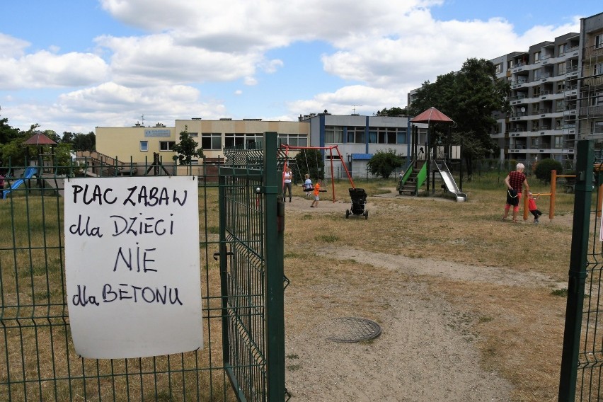 Mieszkańcy kieleckiego osiedla Barwinek protestują przeciwko likwidacji placu zabaw (WIDEO, zdjęcia)