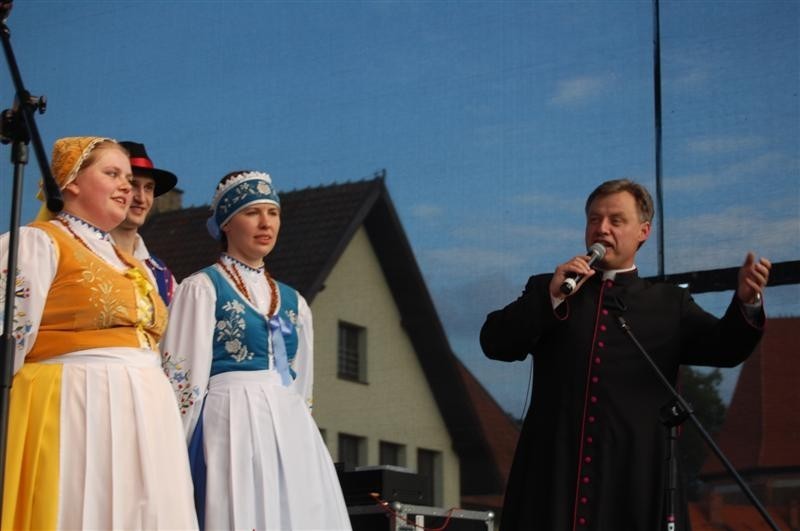 Żukowo. Armatnie wystrzały i ognie sztuczne uświetniły jubileusz 800-lecia sprowadzenia norbertanek