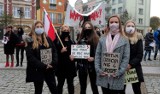 Strajk kobiet w Człuchowie. Protest po wyroku TK ws. aborcji. Znicze pod biurem posłów PiS i blokada ronda