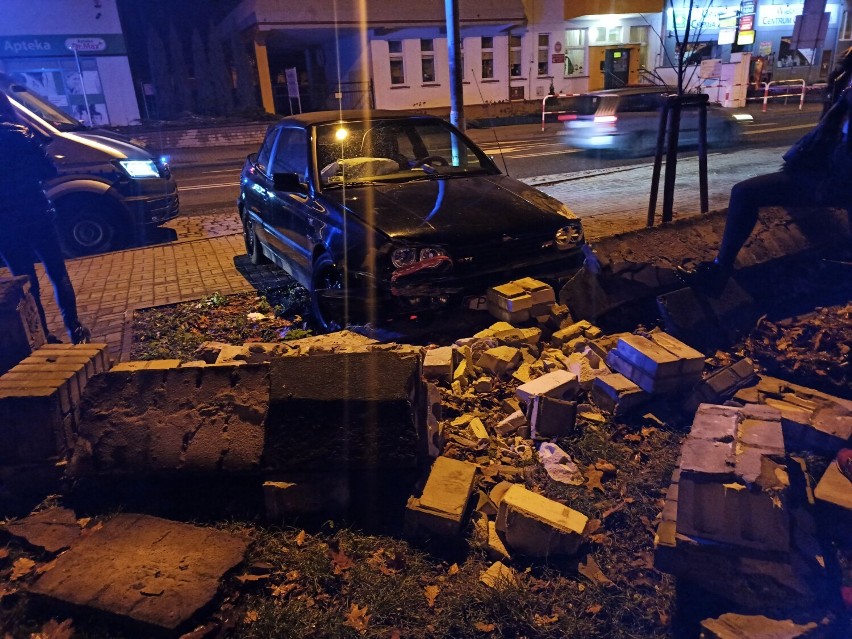 Na ulicy Legionów w Kaliszu auto uderzyło w mur. Kierująca...