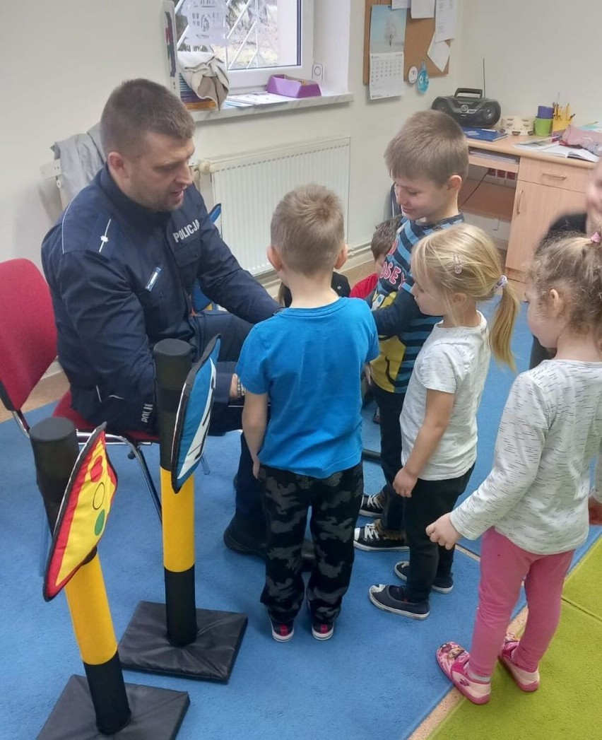 Bezpieczne ferie. Wieluńscy policjanci odwiedzili przedszkolaki a Chotowa 