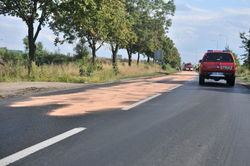 Śrem: Gostyńska zablokowana przez plamę oleju. Ogromne...