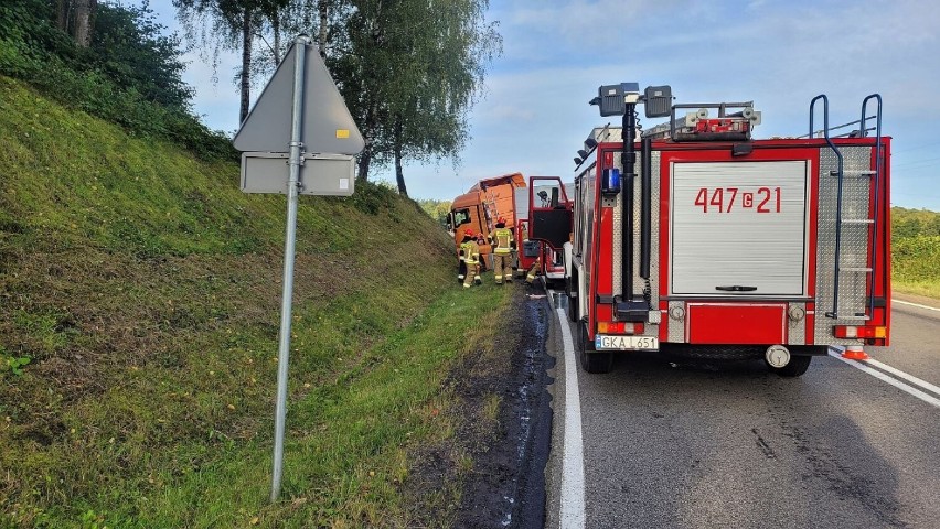 Wypadek w Rybakach na "krajówce" - samochód ciężarowy zjechał do rowu
